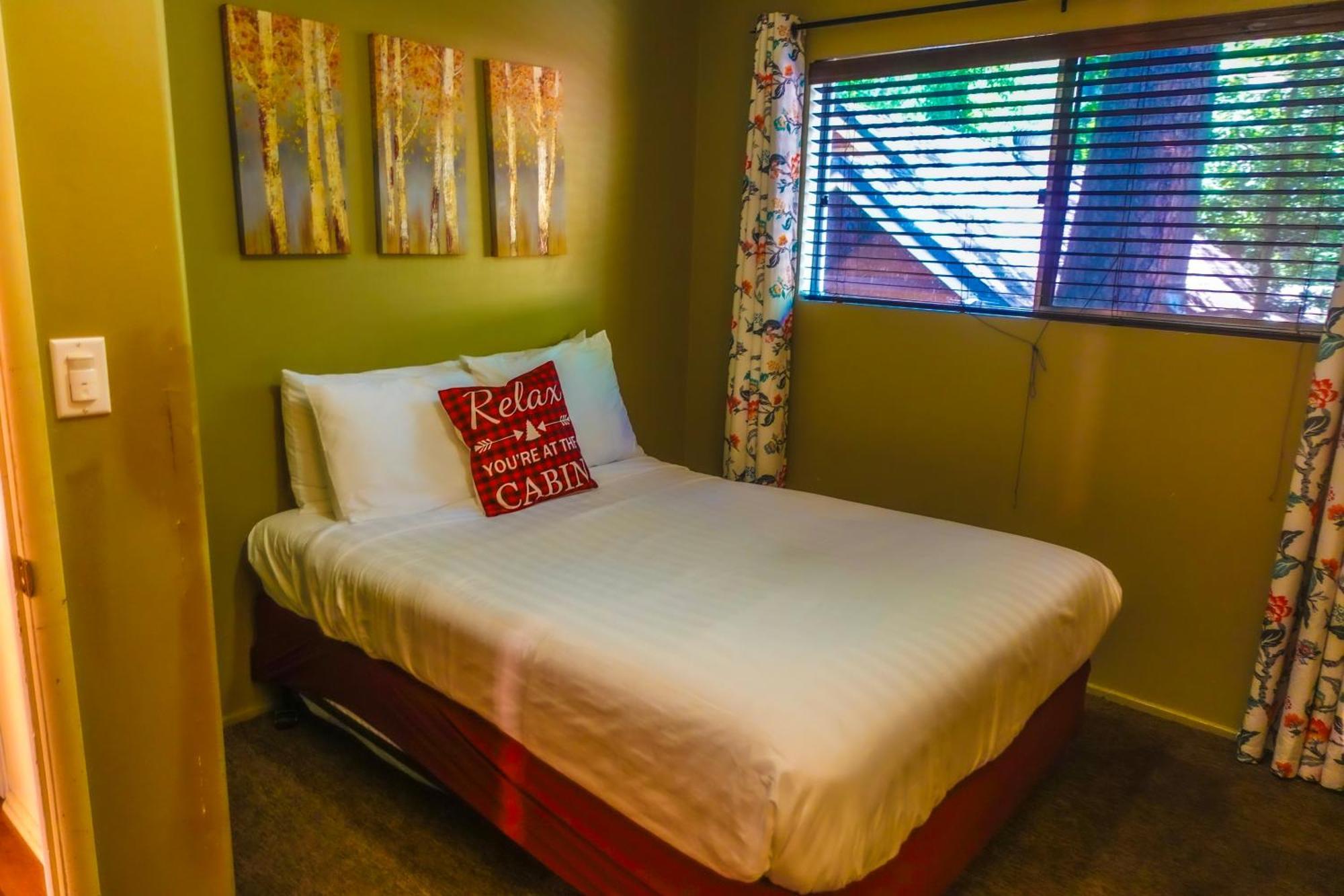Sleepy Hollow Cabins And Hotel Crestline Esterno foto